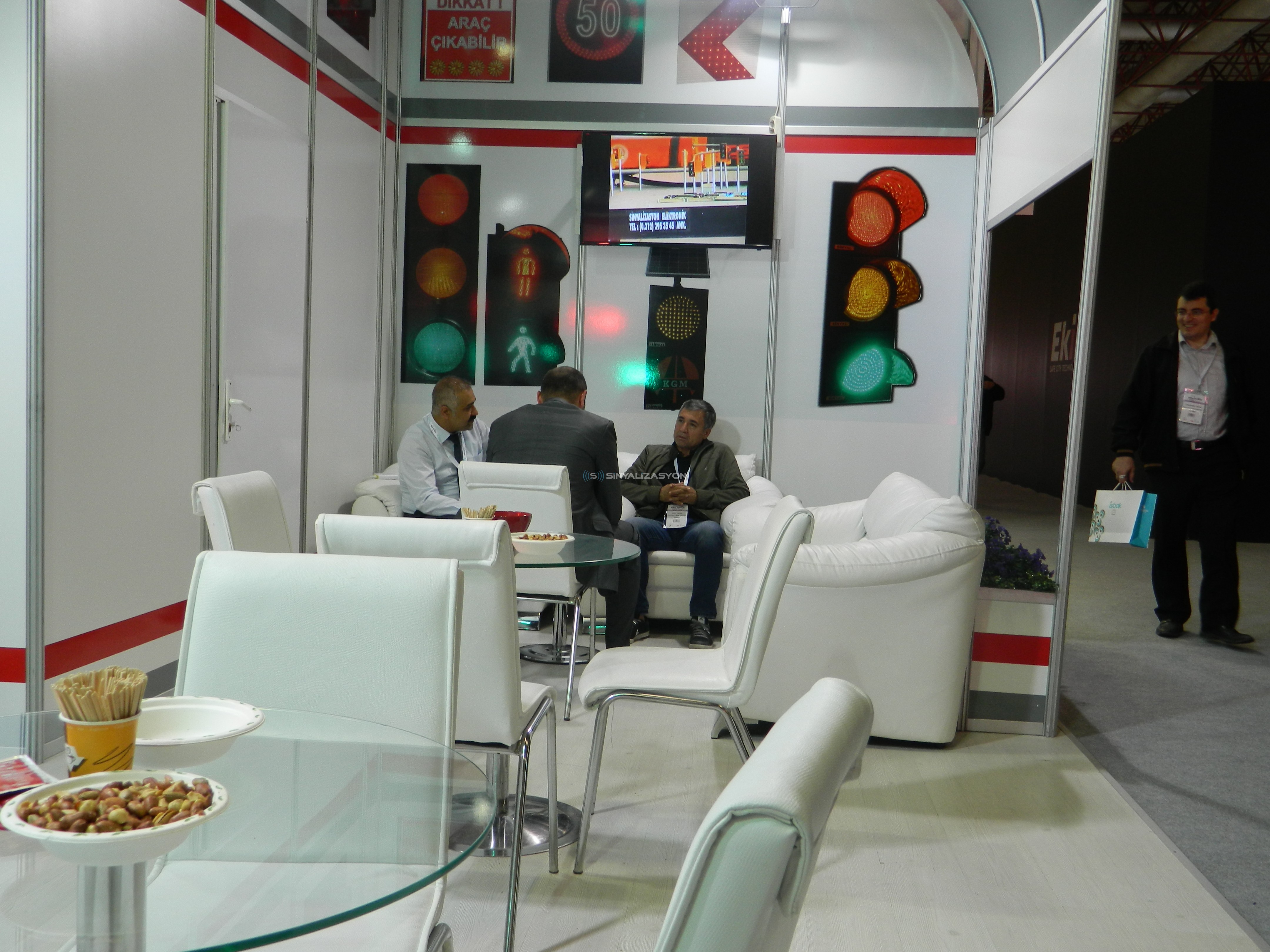 5 მმ მულტი LED სიგნალის შუქისა და დენის LED სიგნალის შუქის შედარება